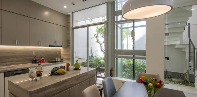 wnętrze z kuchnią