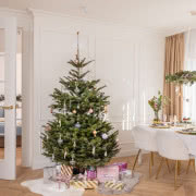 Dekoracja stołu świątecznego ze złotymi sztućcami