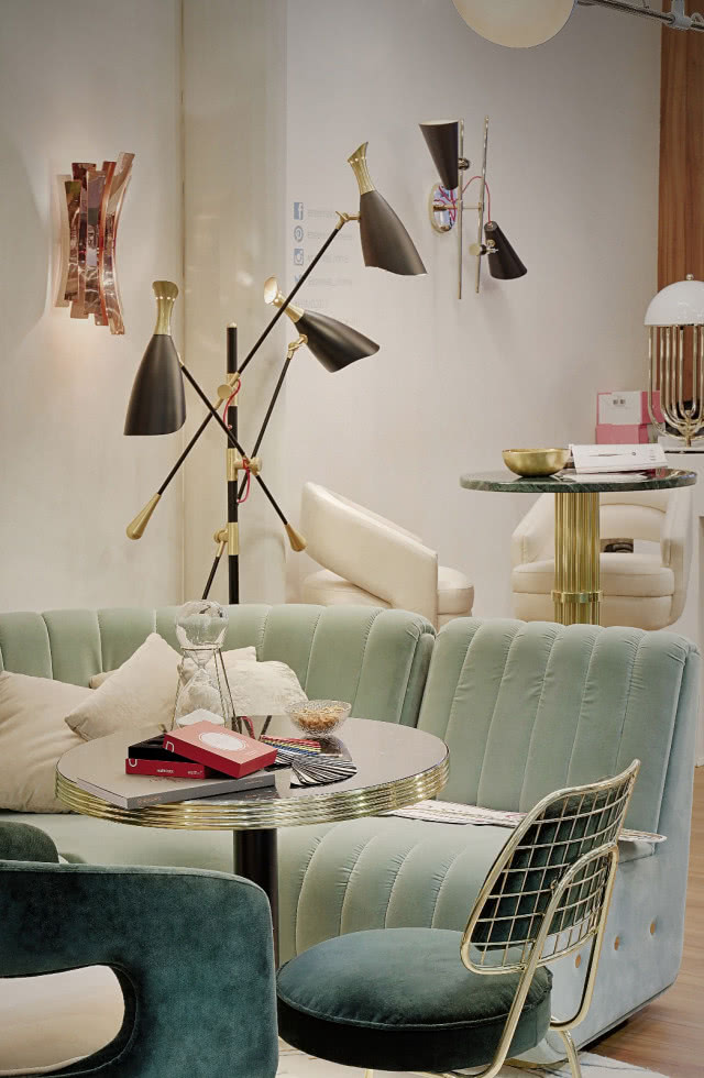 Miętowa sofa i retro oświetlenie podłogowe