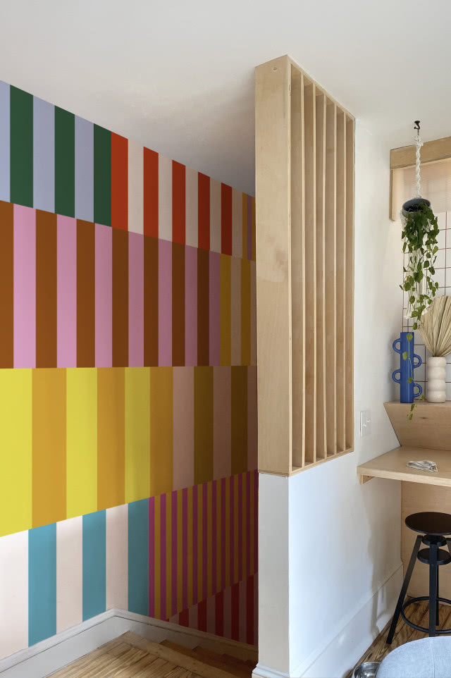 na piętrze, schody w różnokolorowe krótkie pasy