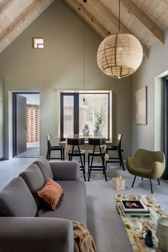 salon, widok na kanapę, stół i wiklinową lampę