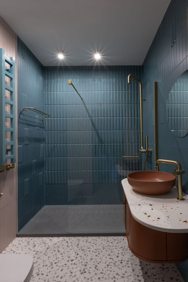 niebieskie płytki mała łazienka