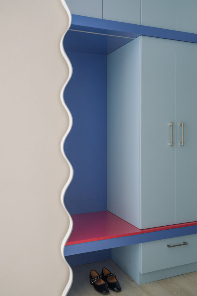 Kolorowa zabudowa w przedpokoju