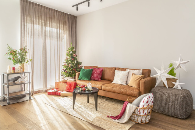 Karmelowa sofa w salonie udekorowana na święta