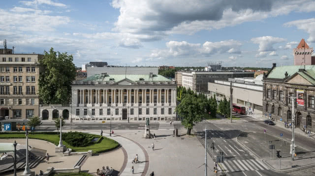 widok z daleka, klasycyzujący budynek biblioteki