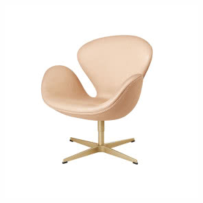 Stworzony przez Arne
Jacobsena fotel Swan, z okazji
60-lecia „ubrano” w Living
Coral, dzięki czemu wyraźnie
odmłodniał. Nogi wykonano
z pozłacanego aluminium.
FRITZ HANSEN