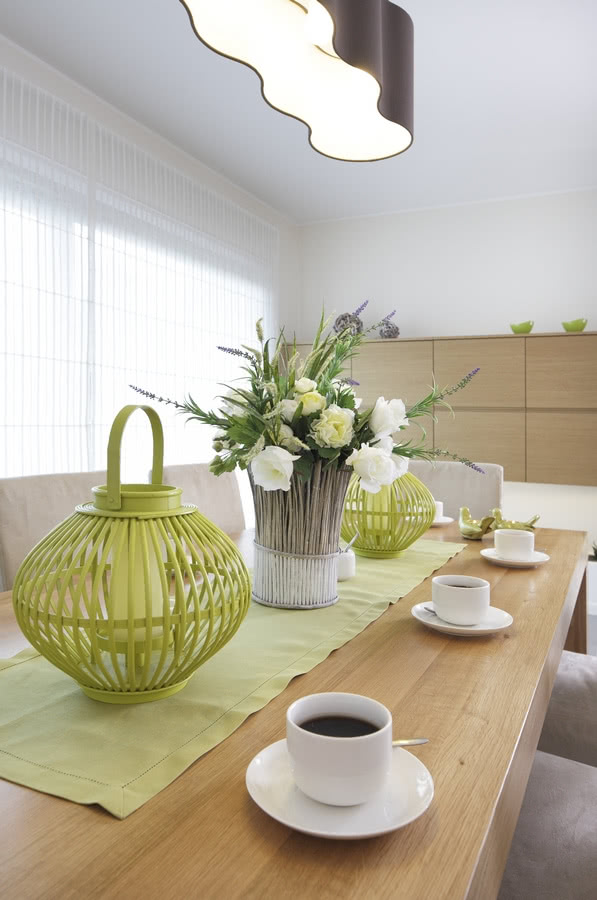 Jasny drewniany stół (Manufaktura Drewna) dodaje...