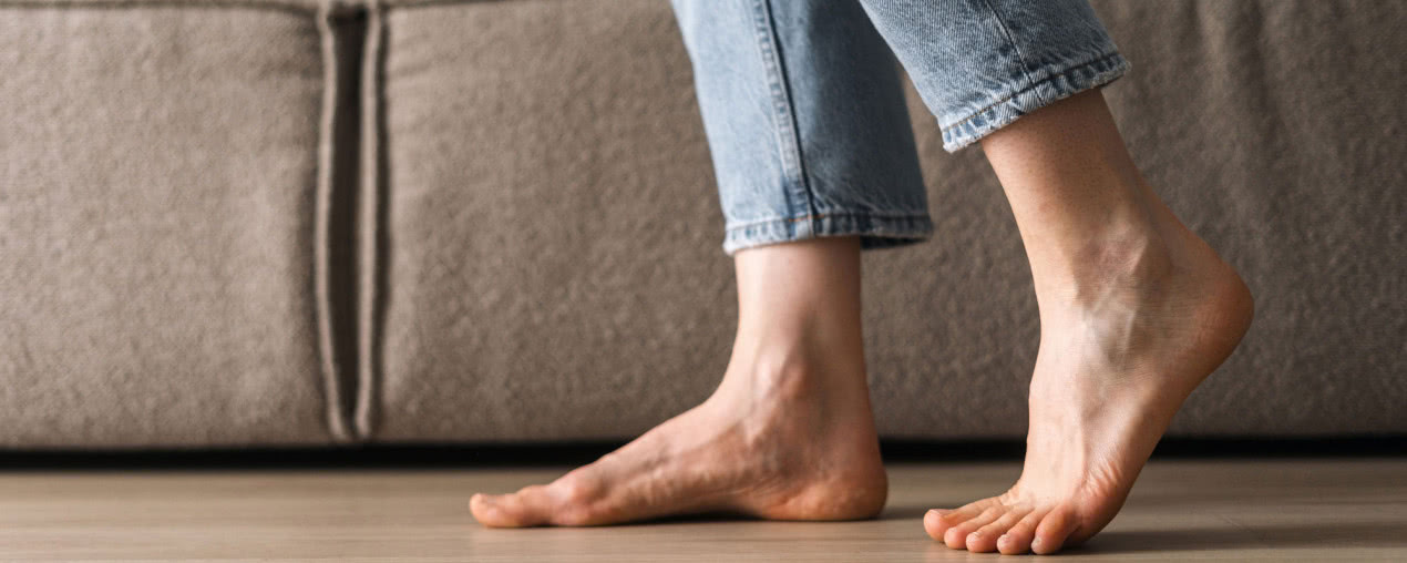 Ciche panele podłogowe – jak ograniczyć skrzypienie i poprawić akustykę wnętrza?