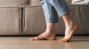 Ciche panele podłogowe – jak ograniczyć skrzypienie i poprawić akustykę wnętrza?