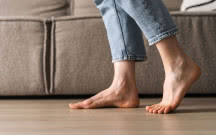 Ciche panele podłogowe – jak ograniczyć skrzypienie i poprawić akustykę wnętrza?