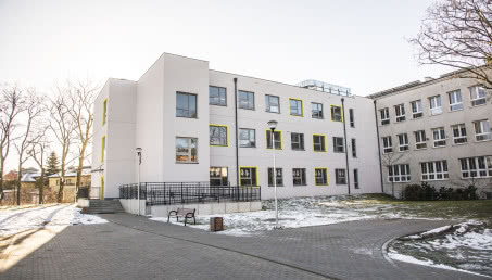 Ekologiczna szkoła z naturalnych materiałów. Powstała w Rumi