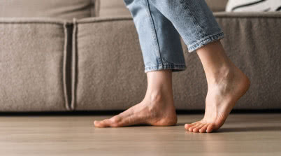 Ciche panele podłogowe – jak ograniczyć skrzypienie i poprawić akustykę wnętrza?