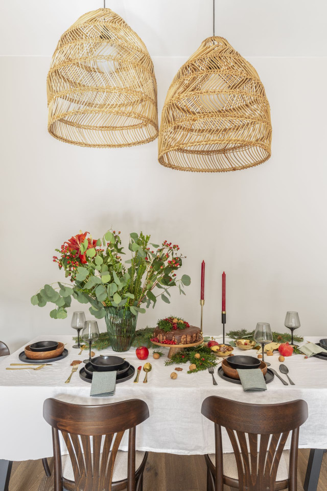 wiklinowe lampy wiszące nad stołem