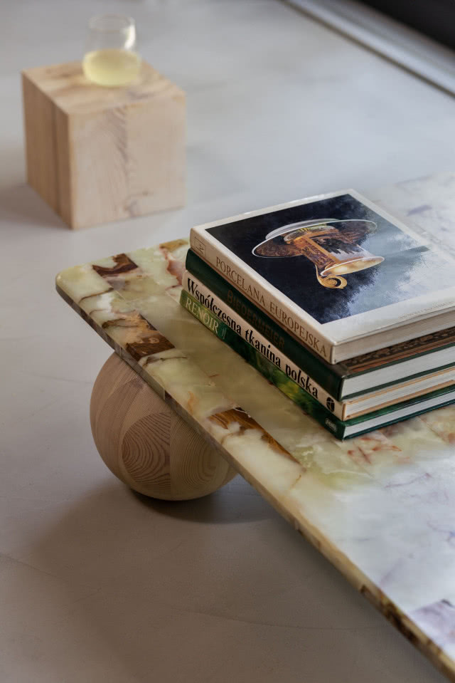 zbliżenie na stolik kawowy z okrągłymi nogami