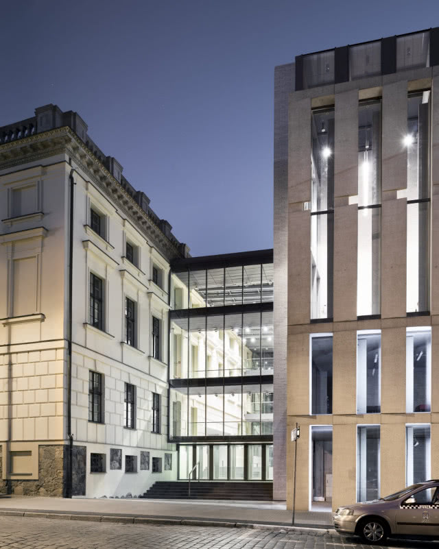 szklana plomba między budynkami