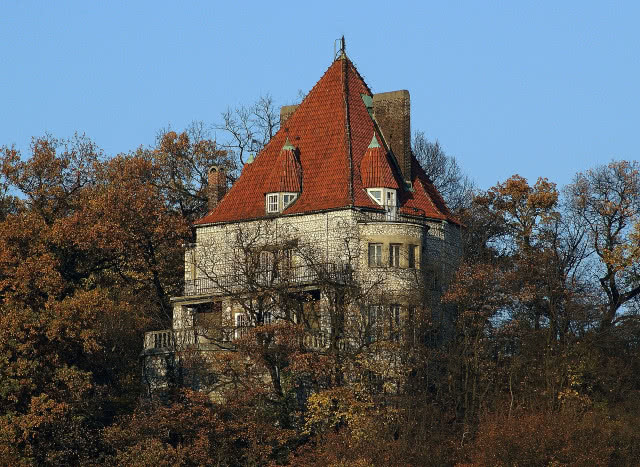 dom w kształcie baszty
