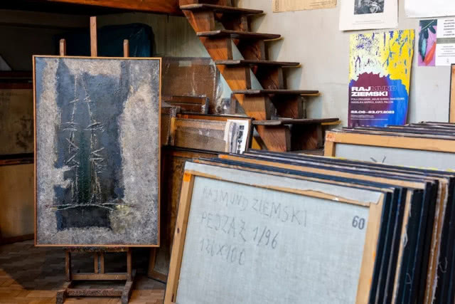 płótna odwrócone tyłem z podpisem