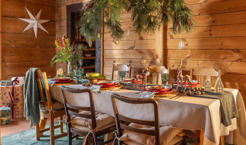 Dekoracja stołu na Boże Narodzenie w rustykalnym...