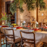 Dekoracja stołu świątecznego ze złotymi sztućcami