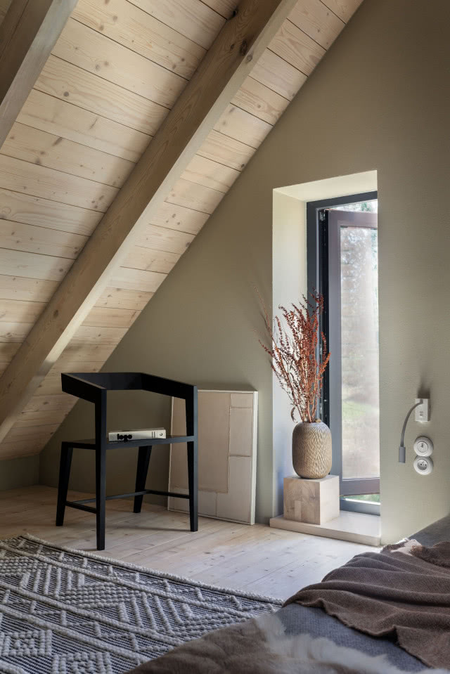 poddasze, pod ścianą czarne krzesło