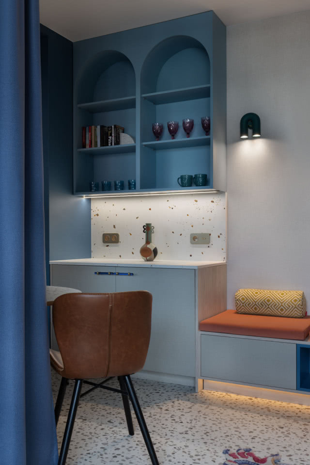 niebieskie meble aneks kuchenny