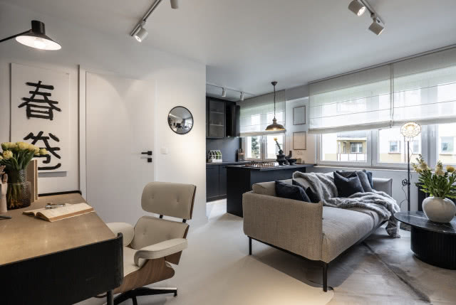 "Totalne remonty  Szelągowskiej" - widok na salon i czarną kuchnie