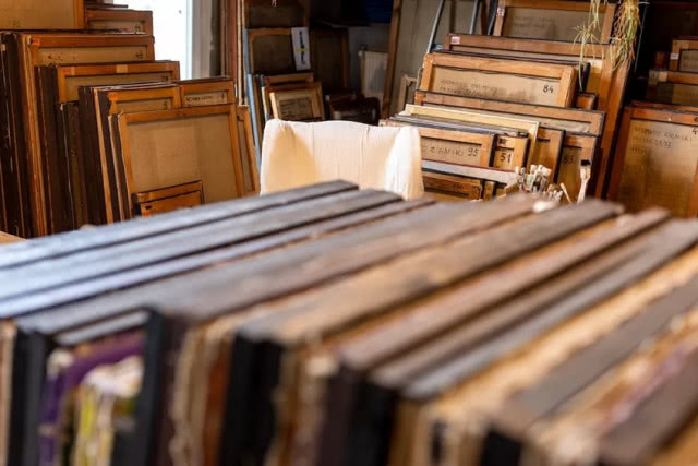 płótna na tle fotela