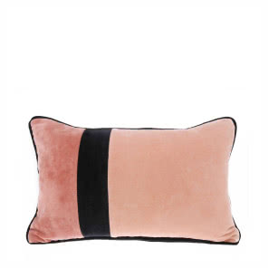 Na poduszce Velvet
koralowe odcienie
połączono z grafi czną
czernią lamówki.
HK LIVING