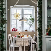 Dekoracja stołu świątecznego ze złotymi sztućcami