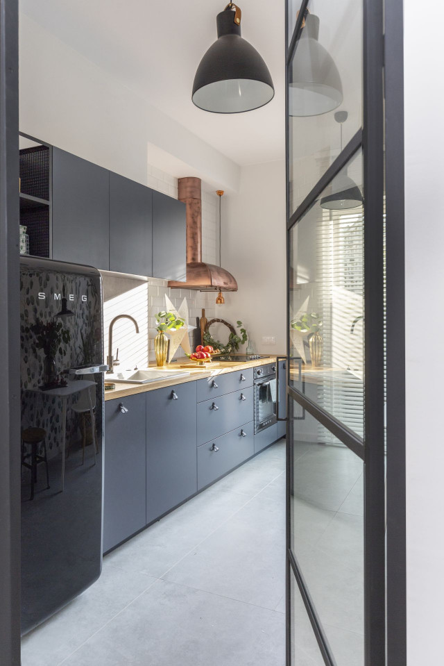 antracytowa kuchnia z miedzianym okapem