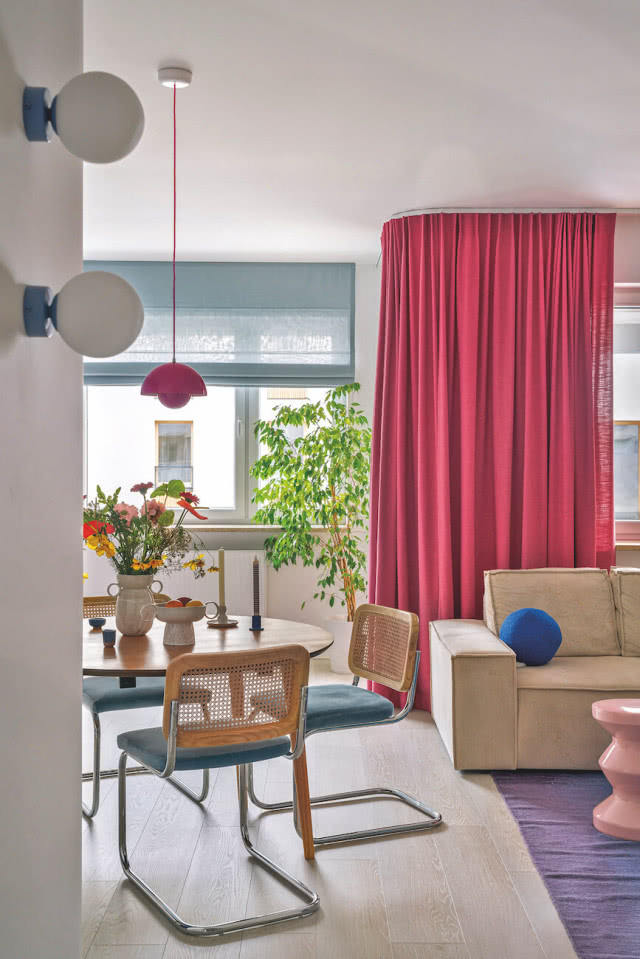 okrągły stół i krzesła w jadalni