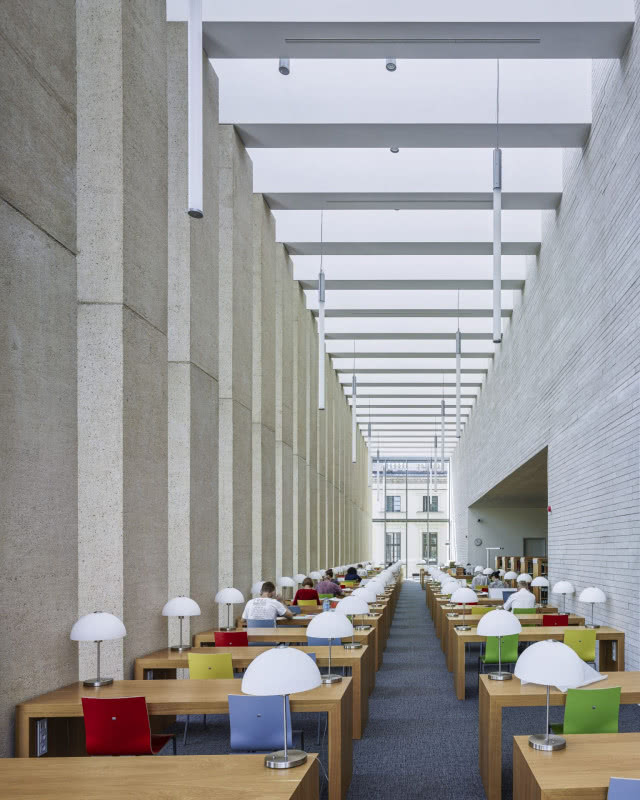 wielka sala ze stołami, światło wpada z sufitu