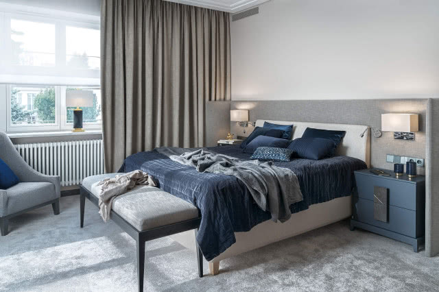 Granatowa sypialnia