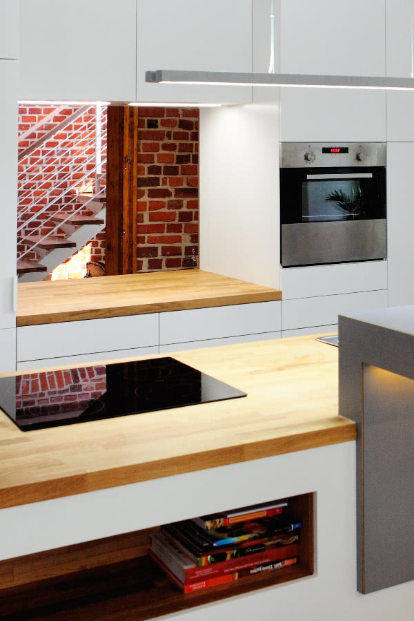 Laboratoryjną biel kuchni przełamuje widoczna...