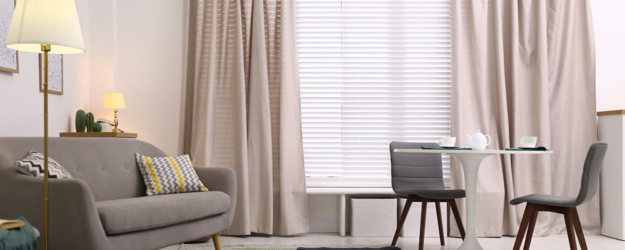 Modne zasłony do salonu, które całkowicie odmienią wygląd Twojego wnętrza!