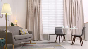 Modne zasłony do salonu, które całkowicie odmienią wygląd Twojego wnętrza!