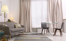 Modne zasłony do salonu, które całkowicie odmienią wygląd Twojego wnętrza!