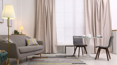 Modne zasłony do salonu, które całkowicie odmienią wygląd Twojego wnętrza!