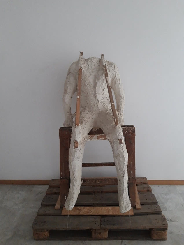 Rzeźba na tle białej ściany