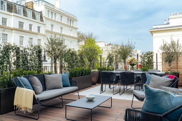 lekkie meble na tarasie na dachu