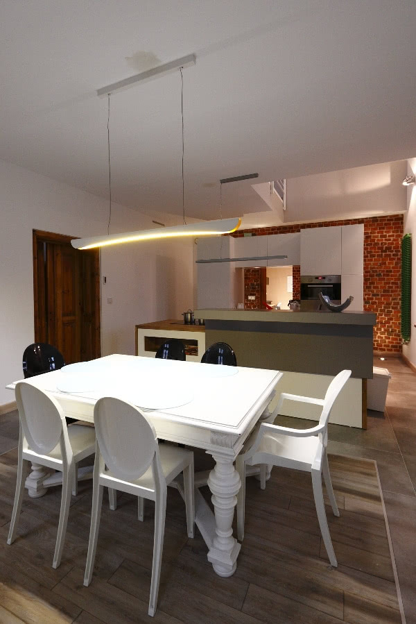 W jadalni krzesła Ghost Philippe Starcka...