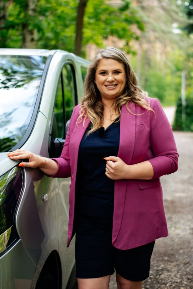 Elżbieta Romanowska przy samochodzie