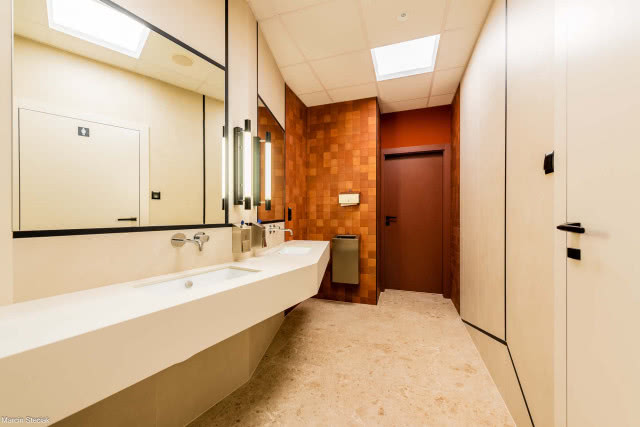 Aranżacja biurowej łazienki