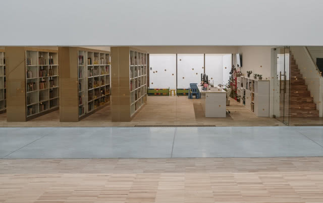 schody, w dali regały