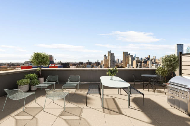 lekkie meble i panorama miasta