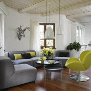 Jasny i nowoczesny - dom odbudowany ze zgliszczy