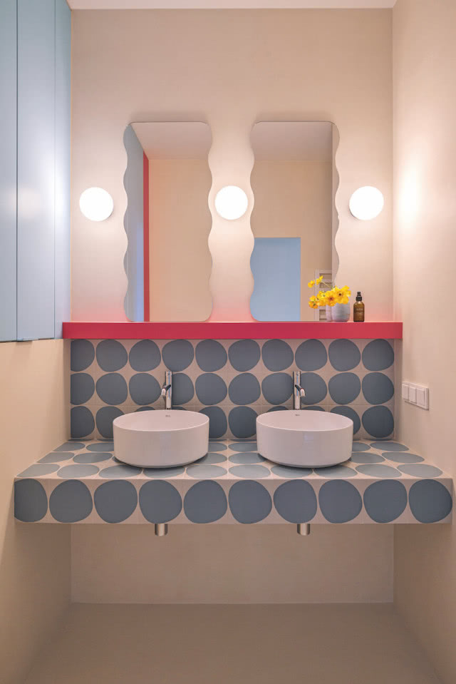 Płytki w kropki w łazience