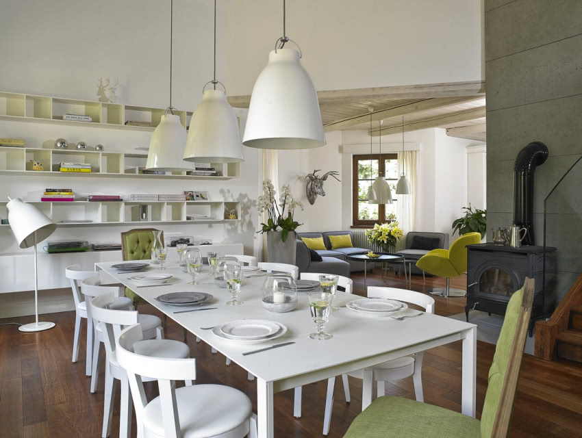 Długi biały stół w jadalni przy posiłkach...