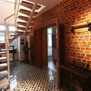 Ściany łazienki są wyłożone nie płytkami, ale...