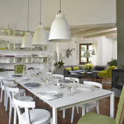 Wystrój sypialni jest ciemniejszy i bardziej...